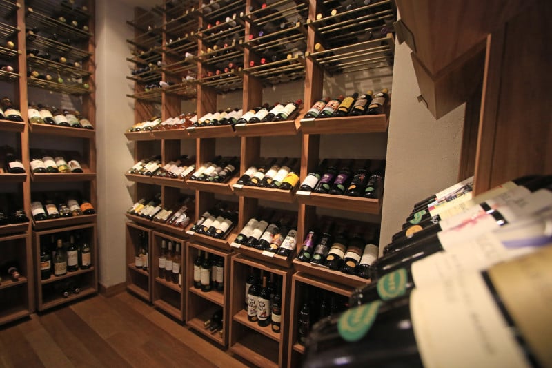 Entre os produtos disponíveis, há vinhos, espumantes, chás, cafés, massas, molhos e condimentos  Foto: LUIZA PRADO/JC
