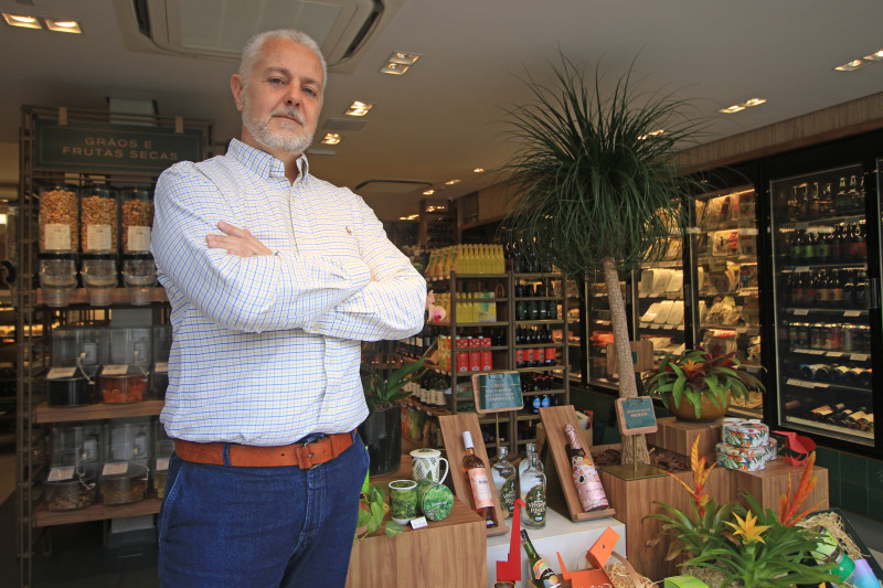 Luiz é o nome à frente do negócio e o responsável pela curadoria dos produtos de luxo que compõem a loja Foto: LUIZA PRADO/JC