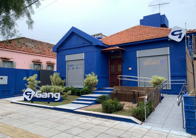 Ponto coma fachada azul da marca ganhou a companhia inusitada de uma sorveteria local