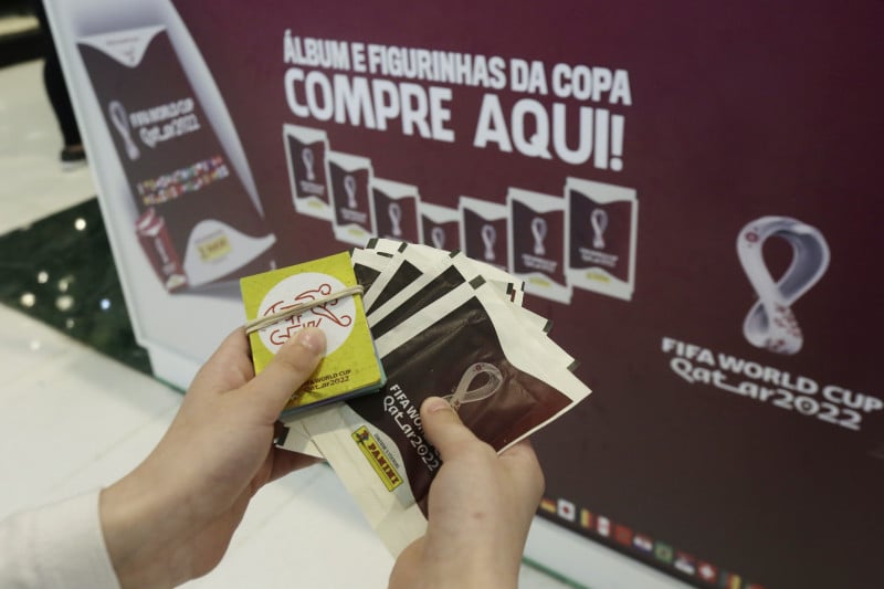 Pacotes de figurinhas têm preço de R$ 4,00 nos pontos de venda