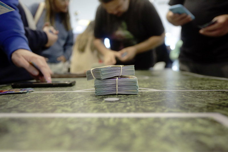 Troca de figurinhas tem ocorrido desde agosto no espaço voltado ao mundo do futebol, dentro do centro de compras