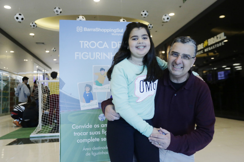 {'nm_midia_inter_thumb1':'https://www.jornaldocomercio.com/_midias/jpg/2022/09/24/206x137/1_tm_240922_figurinhas_copa___9_-9775234.jpg', 'id_midia_tipo':'2', 'id_tetag_galer':'', 'id_midia':'632f5f994b74b', 'cd_midia':9775234, 'ds_midia_link': 'https://www.jornaldocomercio.com/_midias/jpg/2022/09/24/tm_240922_figurinhas_copa___9_-9775234.jpg', 'ds_midia': 'Laura comemorou com o pai, Horácio Lucena, a meta atingida neste sábado', 'ds_midia_credi': 'TÂNIA MEINERZ/JC', 'ds_midia_titlo': 'Laura comemorou com o pai, Horácio Lucena, a meta atingida neste sábado', 'cd_tetag': '1', 'cd_midia_w': '800', 'cd_midia_h': '533', 'align': 'Left'}