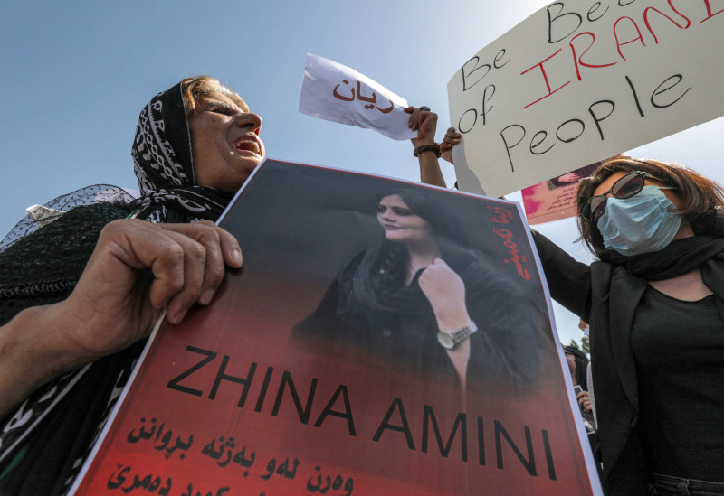 Mulheres foram às ruas no Iraque protestar contra políticas do Irã que levaram à morte de Amini