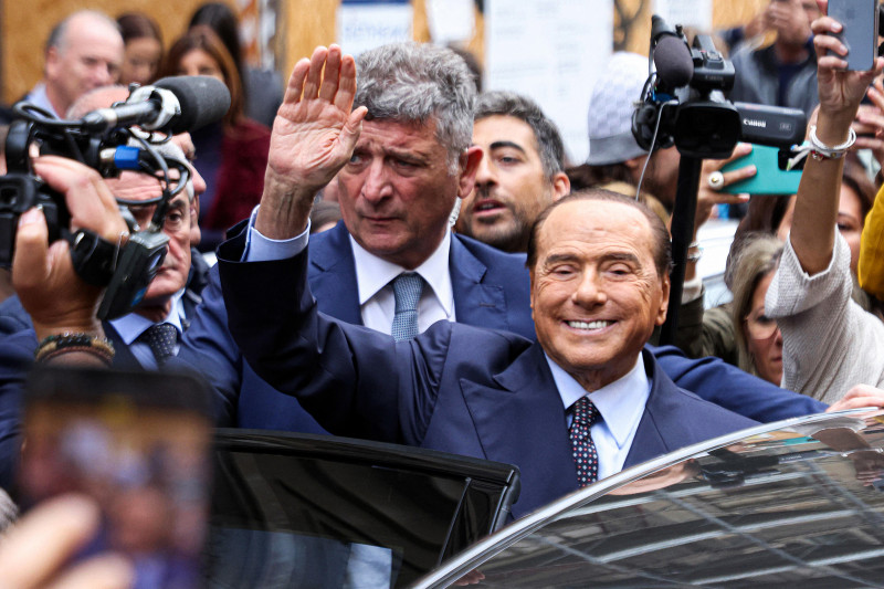 Berlusconi afirmou que é um dos cinco verdadeiros amigos de Putin
