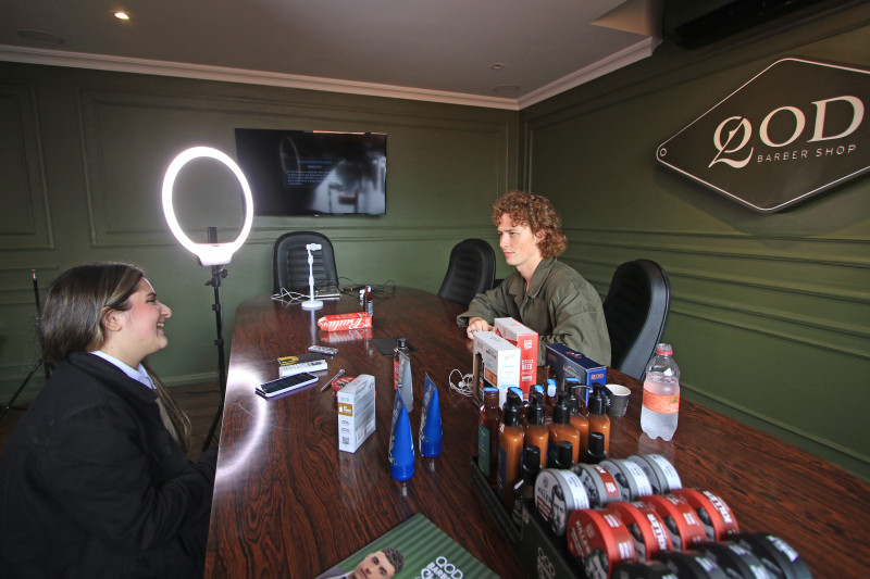 Em entrevista exclusiva ao GE, Harry comenta sobre o impacto da s&eacute;rie na moda, principalmente entre os jovens Foto: LUIZA PRADO/JC