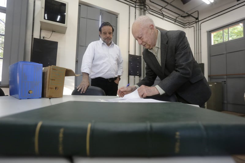 Paulo Gasparotto durante a assinatura do termo de doação ao Arquivo Histórico de Porto Alegre Moysés Vellinho