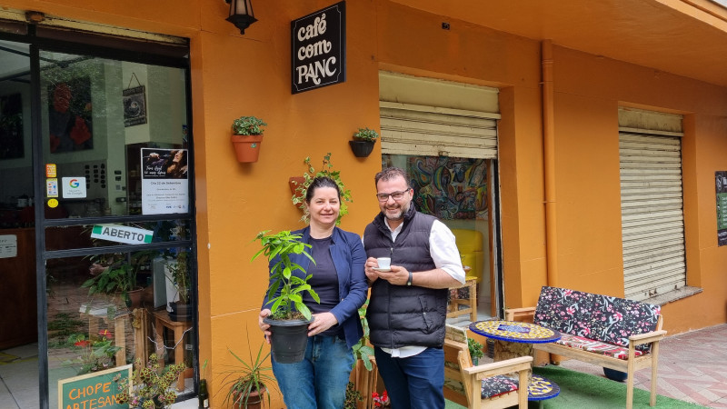 Marcia e Ant&ocirc;nio s&atilde;o os propriet&aacute;rios do Caf&eacute; com Panc, que completou um ano de exist&ecirc;ncia  Foto: DUDA GUERRA/ESPECIAL/JC