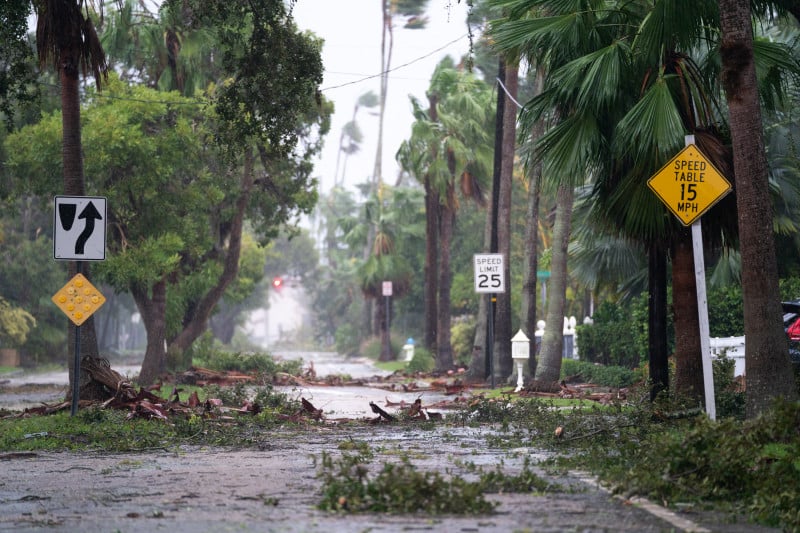 A tempestade de categoria 4 chegou à costa com ventos de 241 km/h