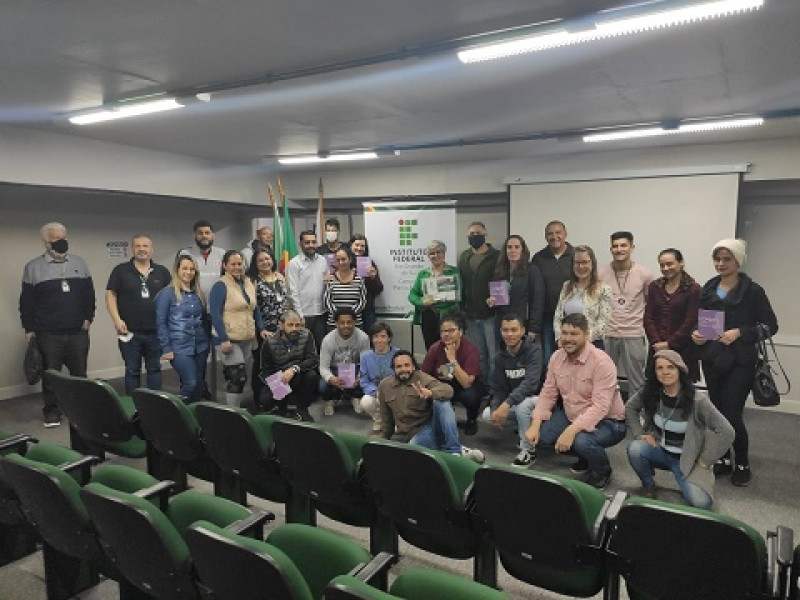 O intuito é incentivar os alunos a vigiar e combater a violência contra a mulher