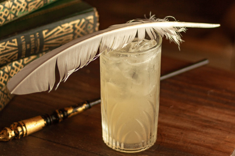 Um dos destaques do cardápio é o drink Leviosa, not Leviosá Foto: CALDEIRÃO FURADO/DIVULGAÇÃO/JC