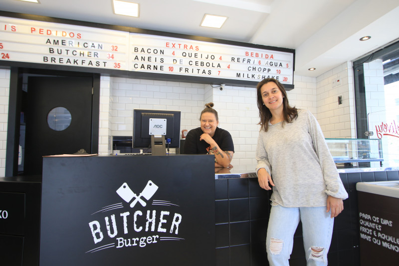 Viviane Ruskowski de Azevedo e Bianca de Oliveira Bolzani, propriet&aacute;rias do Butcher Burger Foto: LUIZA PRADO/JC