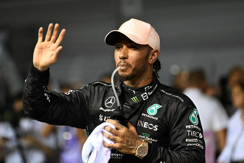  Mercedes' British driver Lewis Hamilton reacts after placing third in the qualifying session ahead of the Formula One Singapore Grand Prix night race at the Marina Bay Street Circuit in Singapore on October 1, 2022. (Photo by ROSLAN RAHMAN / AFP)