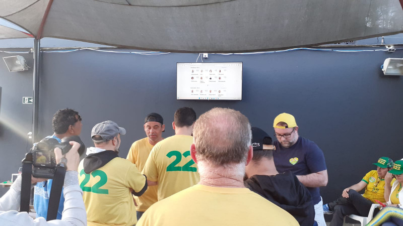 {'nm_midia_inter_thumb1':'https://www.jornaldocomercio.com/_midias/jpg/2022/10/02/206x137/1_whatsapp_image_2022_10_02_at_17_33_30-9784842.jpeg', 'id_midia_tipo':'2', 'id_tetag_galer':'', 'id_midia':'6339f62dcf605', 'cd_midia':9784842, 'ds_midia_link': 'https://www.jornaldocomercio.com/_midias/jpg/2022/10/02/whatsapp_image_2022_10_02_at_17_33_30-9784842.jpeg', 'ds_midia': 'Eleições 2022 - primeiro turno - apoiadores de Onyx Lorenzoni acompanham apuração - Porto Alegre', 'ds_midia_credi': 'JEFFERSON KLEIN/ESPECIAL/JC', 'ds_midia_titlo': 'Eleições 2022 - primeiro turno - apoiadores de Onyx Lorenzoni acompanham apuração - Porto Alegre', 'cd_tetag': '1', 'cd_midia_w': '800', 'cd_midia_h': '450', 'align': 'Left'}