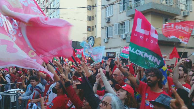 {'nm_midia_inter_thumb1':'https://www.jornaldocomercio.com/_midias/jpg/2022/10/02/206x137/1_whatsapp_image_2022_10_02_at_17_59_05-9784871.jpeg', 'id_midia_tipo':'2', 'id_tetag_galer':'', 'id_midia':'6339fcd0f38b3', 'cd_midia':9784871, 'ds_midia_link': 'https://www.jornaldocomercio.com/_midias/jpg/2022/10/02/whatsapp_image_2022_10_02_at_17_59_05-9784871.jpeg', 'ds_midia': 'Eleições 2022 - primeiro turno - apoiadores de edgar Preto e lula em frente a comitê em Porto Alegre - acompanham apuração - votos', 'ds_midia_credi': 'TANIA MEINERZ/JC', 'ds_midia_titlo': 'Eleições 2022 - primeiro turno - apoiadores de edgar Preto e lula em frente a comitê em Porto Alegre - acompanham apuração - votos', 'cd_tetag': '1', 'cd_midia_w': '800', 'cd_midia_h': '450', 'align': 'Left'}