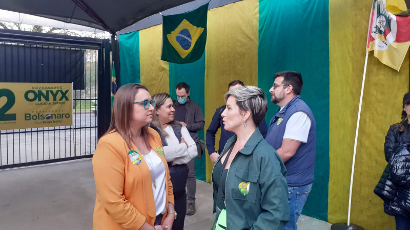 {'nm_midia_inter_thumb1':'https://www.jornaldocomercio.com/_midias/jpg/2022/10/02/206x137/1_whatsapp_image_2022_10_02_at_18_01_05-9784878.jpeg', 'id_midia_tipo':'2', 'id_tetag_galer':'', 'id_midia':'6339fd4a3fa0d', 'cd_midia':9784878, 'ds_midia_link': 'https://www.jornaldocomercio.com/_midias/jpg/2022/10/02/whatsapp_image_2022_10_02_at_18_01_05-9784878.jpeg', 'ds_midia': 'Eleições 2022 - primeiro turno - comitê do Onyx Lorenzoni - vice-governadora na chapa de Onyx Lorenzoni, Claudia Jardim (PL)', 'ds_midia_credi': 'JEFFERSON KLEIN/ESPECIAL/JC', 'ds_midia_titlo': 'Eleições 2022 - primeiro turno - comitê do Onyx Lorenzoni - vice-governadora na chapa de Onyx Lorenzoni, Claudia Jardim (PL)', 'cd_tetag': '1', 'cd_midia_w': '800', 'cd_midia_h': '450', 'align': 'Left'}