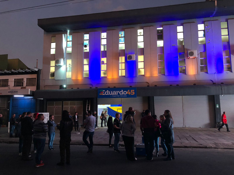 {'nm_midia_inter_thumb1':'https://www.jornaldocomercio.com/_midias/jpg/2022/10/02/206x137/1_whatsapp_image_2022_10_02_at_18_49_42-9784921.jpeg', 'id_midia_tipo':'2', 'id_tetag_galer':'', 'id_midia':'633a09b224a58', 'cd_midia':9784921, 'ds_midia_link': 'https://www.jornaldocomercio.com/_midias/jpg/2022/10/02/whatsapp_image_2022_10_02_at_18_49_42-9784921.jpeg', 'ds_midia': 'Eleições 2022 - comitê eduardo Leite - Porto Alegre ', 'ds_midia_credi': 'DIEGO NUÑEZ/ESPECIAL/JC', 'ds_midia_titlo': 'Eleições 2022 - comitê eduardo Leite - Porto Alegre ', 'cd_tetag': '1', 'cd_midia_w': '800', 'cd_midia_h': '600', 'align': 'Left'}