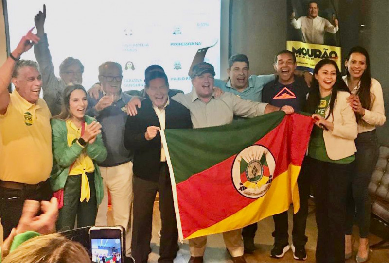 {'nm_midia_inter_thumb1':'https://www.jornaldocomercio.com/_midias/jpg/2022/10/02/206x137/1_whatsapp_image_2022_10_02_at_19_34_50-9784959.jpeg', 'id_midia_tipo':'2', 'id_tetag_galer':'', 'id_midia':'633a123d0297d', 'cd_midia':9784959, 'ds_midia_link': 'https://www.jornaldocomercio.com/_midias/jpg/2022/10/02/whatsapp_image_2022_10_02_at_19_34_50-9784959.jpeg', 'ds_midia': 'Eleições 2022 - primeiro turno - Hamilton Mourão - senado - comemora ', 'ds_midia_credi': 'CLAUDIO MEDAGLIA/ESPECIAL/JC', 'ds_midia_titlo': 'Eleições 2022 - primeiro turno - Hamilton Mourão - senado - comemora ', 'cd_tetag': '1', 'cd_midia_w': '800', 'cd_midia_h': '542', 'align': 'Left'}