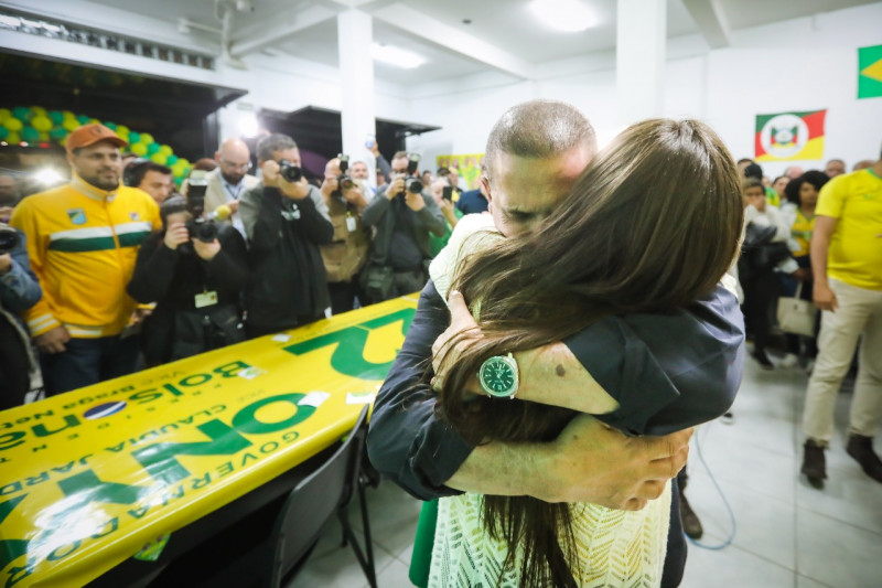 {'nm_midia_inter_thumb1':'https://www.jornaldocomercio.com/_midias/jpg/2022/10/02/206x137/1_whatsapp_image_2022_10_02_at_20_05_57-9784980.jpeg', 'id_midia_tipo':'2', 'id_tetag_galer':'', 'id_midia':'633a1bbf36ffc', 'cd_midia':9784980, 'ds_midia_link': 'https://www.jornaldocomercio.com/_midias/jpg/2022/10/02/whatsapp_image_2022_10_02_at_20_05_57-9784980.jpeg', 'ds_midia': 'Eleições 2022 - primeiro - Onyx Lorenzoni - segundo turno ', 'ds_midia_credi': 'Jefferson Bernardes/ Agência Preview/ Divulgação', 'ds_midia_titlo': 'Eleições 2022 - primeiro - Onyx Lorenzoni - segundo turno ', 'cd_tetag': '1', 'cd_midia_w': '800', 'cd_midia_h': '533', 'align': 'Left'}