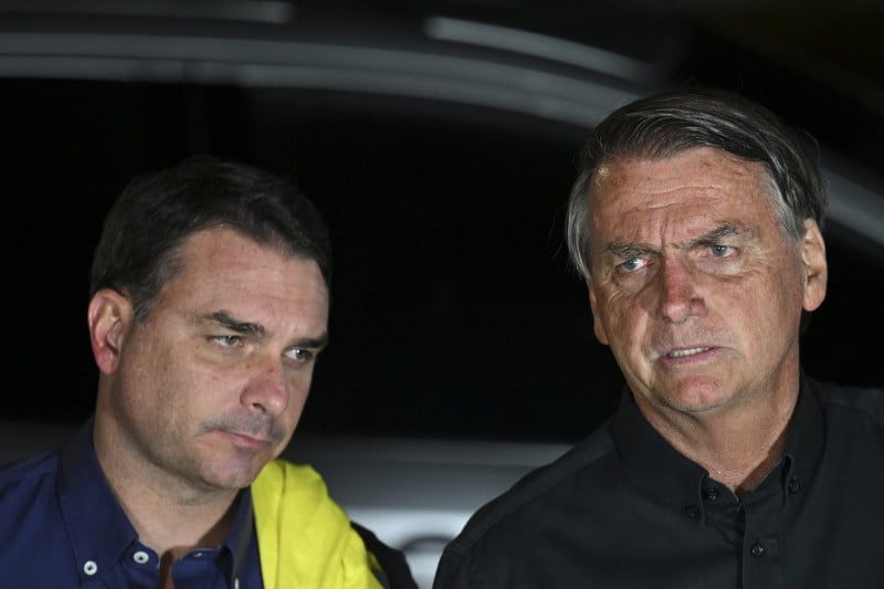 Flávio Bolsonaro fala em 'suprema perseguição'
