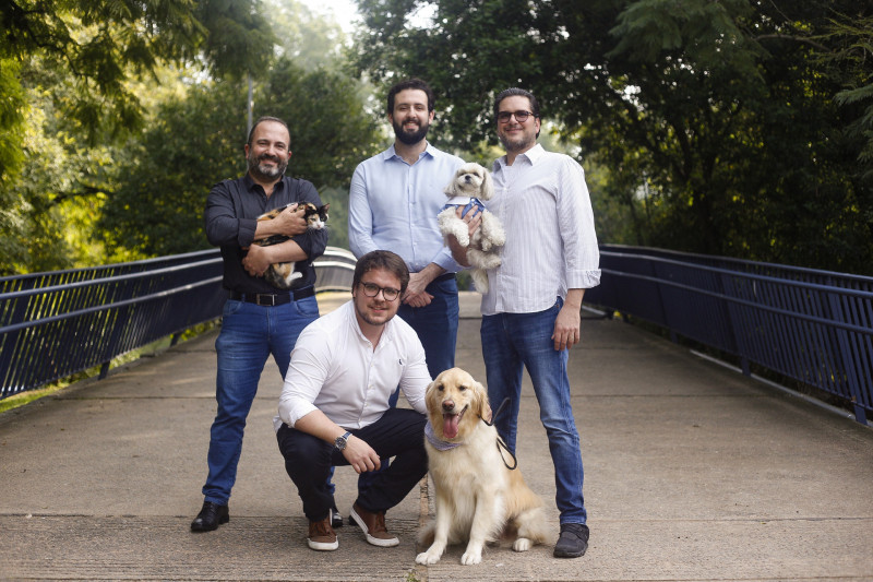 S&oacute;cios do aplicativo TioChico e seus pets, que inspiraram a cria&ccedil;&atilde;o do neg&oacute;cio Foto: INSTAGRAM/REPRODU&Ccedil;&Atilde;O/JC