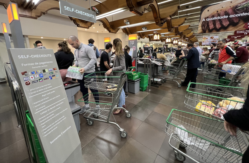 {'nm_midia_inter_thumb1':'https://www.jornaldocomercio.com/_midias/jpg/2022/10/05/206x137/1_minuto_varejo_zaffari_fila_caixas_com_operador_self_checkout_loja_ipiranga_jornal_do_comercio_2-9789678.jpg', 'id_midia_tipo':'2', 'id_tetag_galer':'', 'id_midia':'633e2a8e73292', 'cd_midia':9789678, 'ds_midia_link': 'https://www.jornaldocomercio.com/_midias/jpg/2022/10/05/minuto_varejo_zaffari_fila_caixas_com_operador_self_checkout_loja_ipiranga_jornal_do_comercio_2-9789678.jpg', 'ds_midia': 'Minuto Varejo - Zaffari - consumidores - loja supermercado Ipiranga - filas - caixas - com operadores e self checkout - Porto Alegre - pagamento - ', 'ds_midia_credi': 'PATR&Iacute;CIA COMUNELLO/ESPECIAL/JC', 'ds_midia_titlo': 'Minuto Varejo - Zaffari - consumidores - loja supermercado Ipiranga - filas - caixas - com operadores e self checkout - Porto Alegre - pagamento - ', 'cd_tetag': '1', 'cd_midia_w': '800', 'cd_midia_h': '525', 'align': 'Left'}