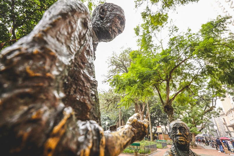 Nova peça que será colocada nas mãos de Carlos Drummond de Andrade, pesando oito quilos, terá reforço de pinos de segurança para evitar furtos