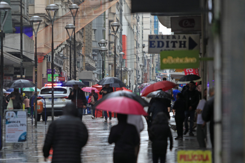 Porto Alegre tem temperatura baixa, umidade, nuvens e pancadas de chuva   