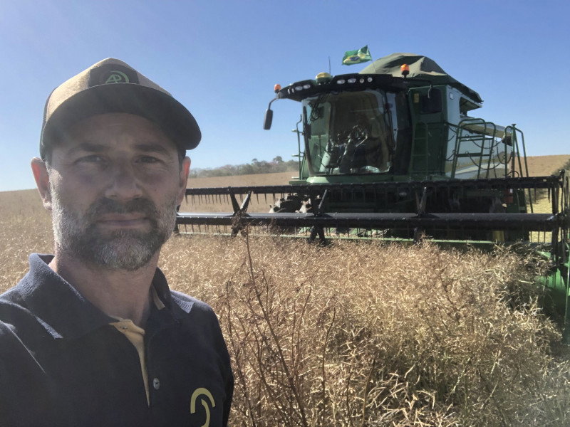 Há uma semana, Parcianello colheu a canola que estava sobre a área onde plantará soja na semana que vem