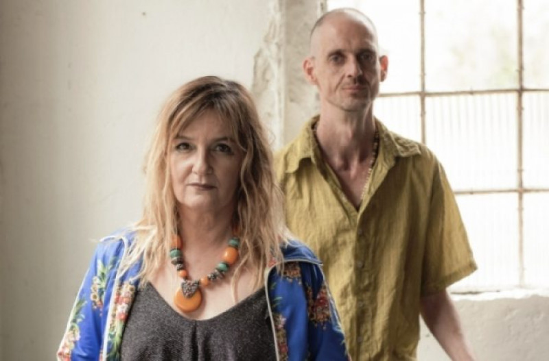 Banda também lança documentário biográfico #KeepGoing contando sua história
