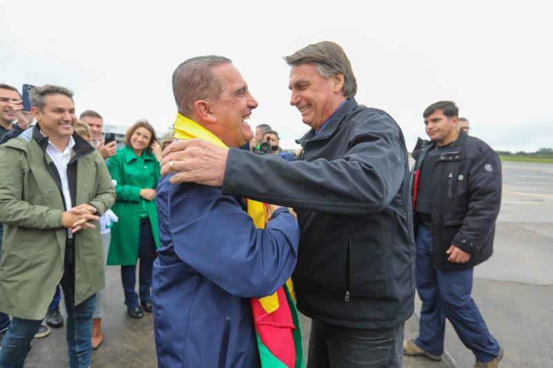 No desembarque, Bolsonaro foi recebido pelo candidato ao governo do RS, Onyx Lorenzoni