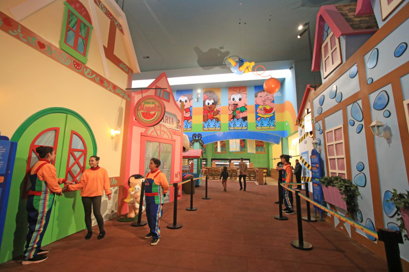 {'nm_midia_inter_thumb1':'https://www.jornaldocomercio.com/_midias/jpg/2022/10/12/206x137/1_lp_111022___vila_da_monica__9_-9796054.jpg', 'id_midia_tipo':'2', 'id_tetag_galer':'', 'id_midia':'6347244c67606', 'cd_midia':9796054, 'ds_midia_link': 'https://www.jornaldocomercio.com/_midias/jpg/2022/10/12/lp_111022___vila_da_monica__9_-9796054.jpg', 'ds_midia': 'Visita ao parque Vila da M&ocirc;nica em Gramado  ', 'ds_midia_credi': 'LUIZA PRADO/JC', 'ds_midia_titlo': 'Visita ao parque Vila da M&ocirc;nica em Gramado  ', 'cd_tetag': '1', 'cd_midia_w': '800', 'cd_midia_h': '533', 'align': 'Left'}