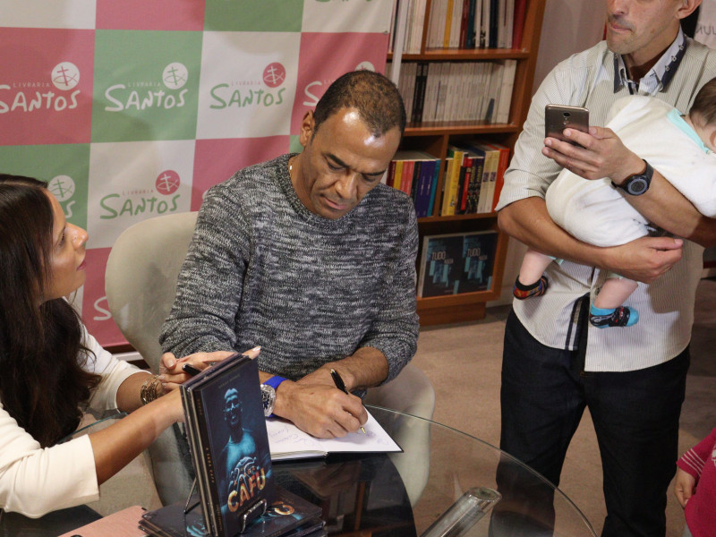 Ex-capitão da seleção brasileira, Cafu autografou livros e tirou fotos com os fãs