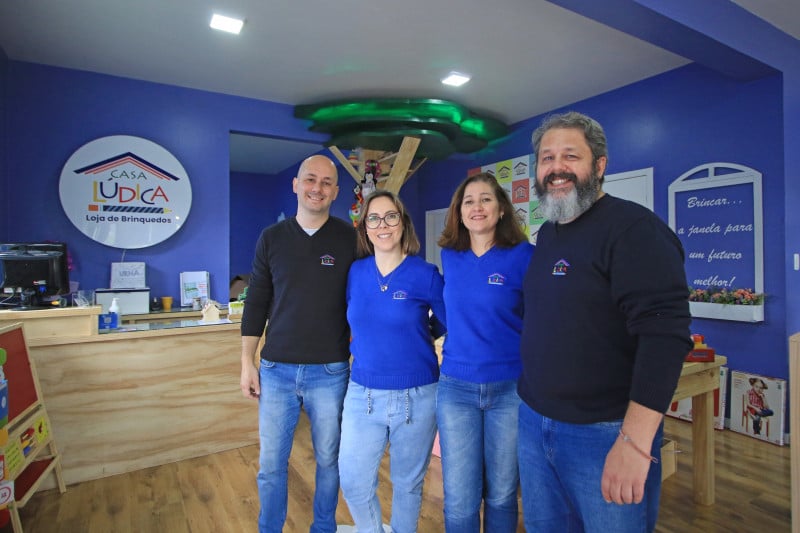 Os s&oacute;cios acreditam que o contato das crian&ccedil;as com brinquedos l&uacute;dicos &eacute; importante para reduzir o uso de telas  Foto: LUIZA PRADO/JC