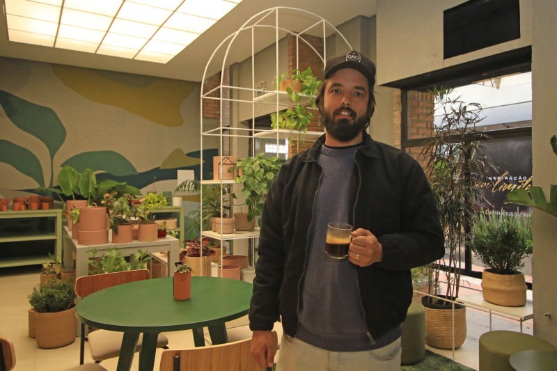 Tiago Valente está à frente da Ginkgo, cafeteria que abriu a sua segunda unidade em Porto Alegre Foto: LUIZA PRADO/JC