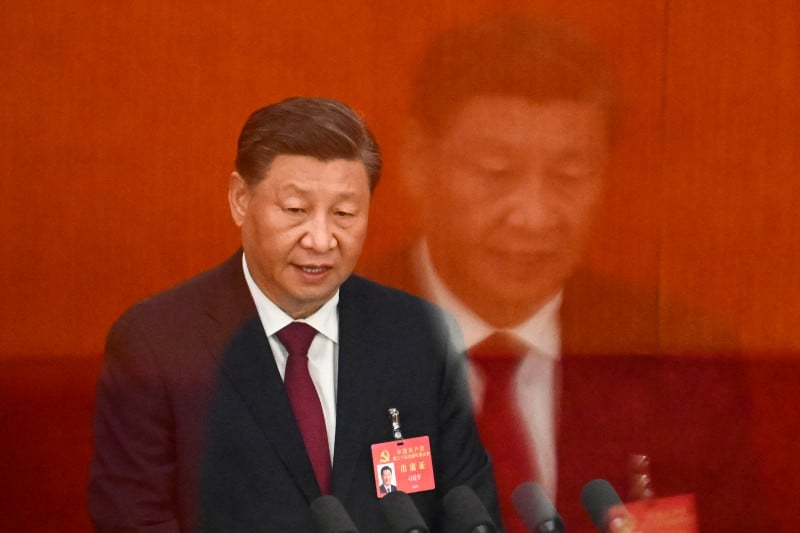 Xi Jinping foi reconduzido a um terceiro mandato e vai presidir o Comitê Permanente do Politburo