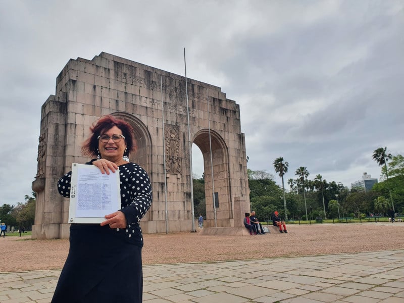 {'nm_midia_inter_thumb1':'https://www.jornaldocomercio.com/_midias/jpg/2022/10/16/206x137/1_20221015_102727-9800006.jpg', 'id_midia_tipo':'2', 'id_tetag_galer':'', 'id_midia':'634c55d4985f6', 'cd_midia':9800006, 'ds_midia_link': 'https://www.jornaldocomercio.com/_midias/jpg/2022/10/16/20221015_102727-9800006.jpg', 'ds_midia': 'Ana Maria frequenta o Parque da Redenção desde criança e participou da coleta de assinaturas', 'ds_midia_credi': 'Bruna Suptitz/Divulgação/JC', 'ds_midia_titlo': 'Ana Maria frequenta o Parque da Redenção desde criança e participou da coleta de assinaturas', 'cd_tetag': '1', 'cd_midia_w': '100', 'cd_midia_h': '600', 'align': 'Left'}