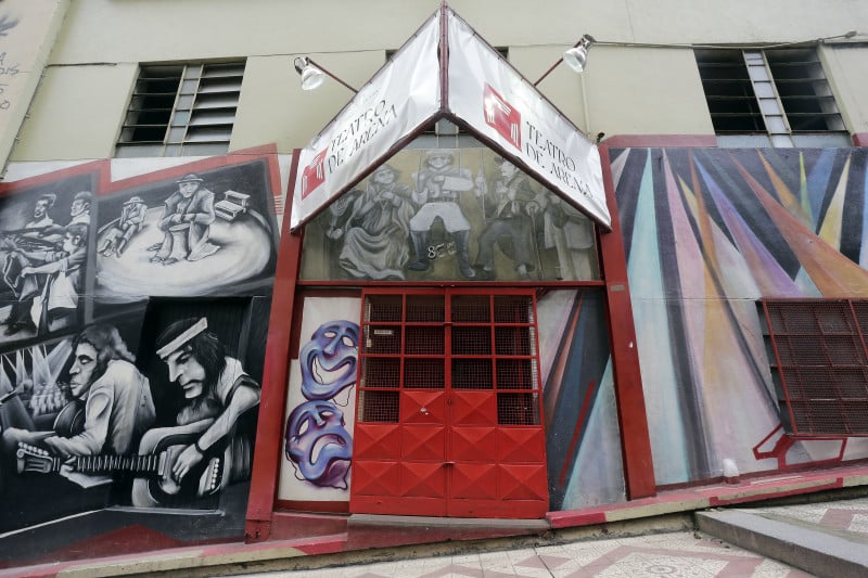 Teatro de Arena está situado na escadaria da avenida Borges de Medeiros entre a rua Duque de Caxias e a rua Fernando Machado