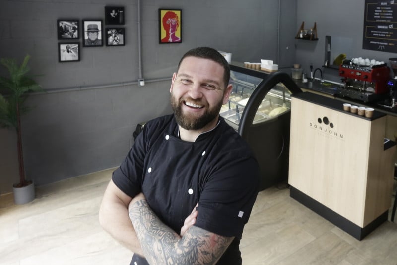 O espa&ccedil;o &eacute; decorado com quadros e itens que remetem &agrave; m&uacute;sica, em especial, ao rock Foto: T&Acirc;NIA MEINERZ/JC