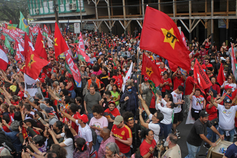 Apesar de todos os protestos, o PT chamou o processo de "uma jornada pacífica