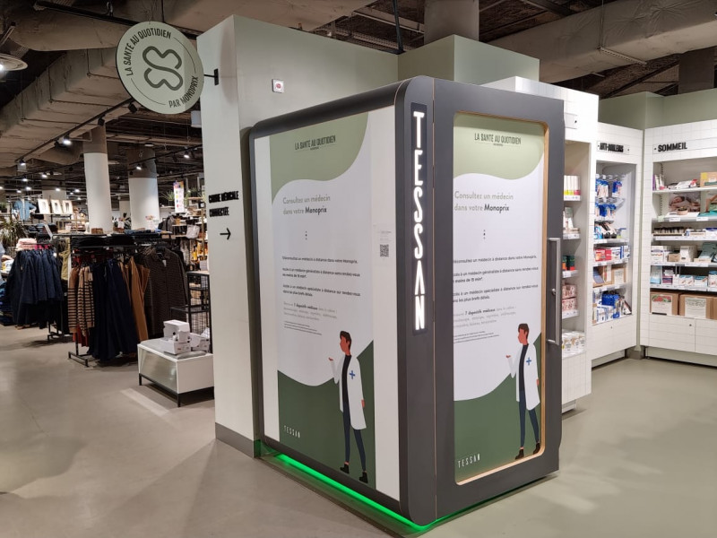 Cabine de telemedicina fica em área da loja dedicada a itens para cuidados com a saúde