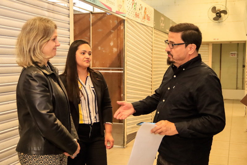 Paula Mascarenhas e Cláudio Gastal alinham a instalação da central