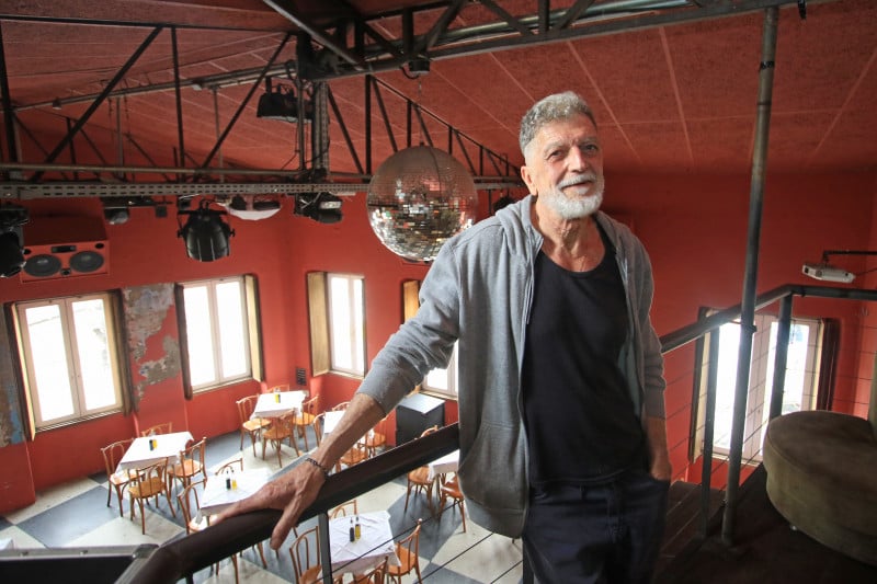 Fiapo Barth está à frente do negócio desde o início e acompanhou as diversas mudanças no perfil do bairro Foto: LUIZA PRADO/JC
