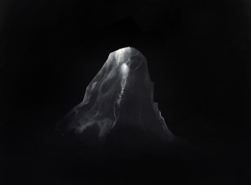 Artista une referências do ocidente e do oriente, em especial da caligrafia japonesa