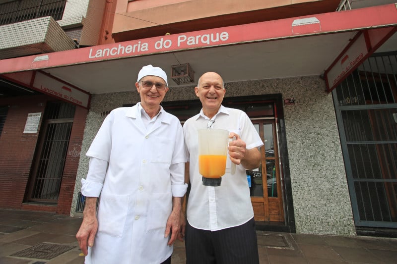 Seu Ivo e Neumar estão no dia a dia do negócio desde 1982 no mesmo ponto localizado no coração do Bom Fim Foto: LUIZA PRADO/JC
