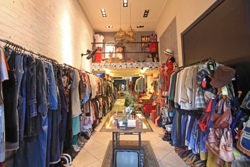 O brech&oacute; opera de segunda a sexta, das 10h &agrave;s 18h, e s&aacute;bados at&eacute; 16h  Foto: LUIZA PRADO/JC