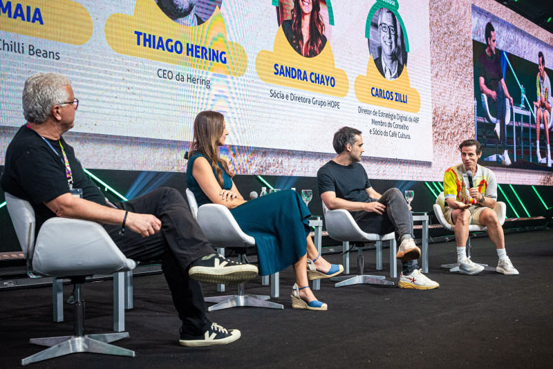 Zilli (esq) conduziu o painel que teve a participação de Sandra Chayo, Thiago e Caito (direita)