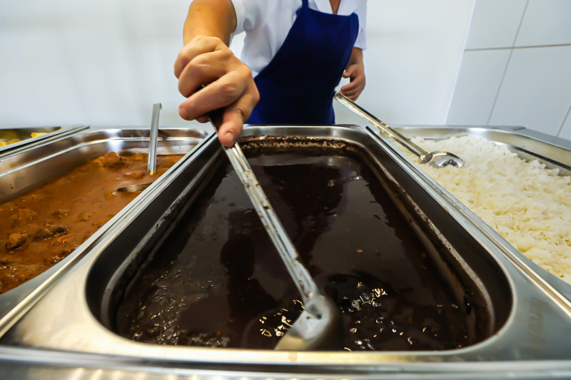 Fome é um problema que atinge um quinto das famílias chefiadas por pessoas autodeclaradas pardas e pretas no Brasil (20,6%)