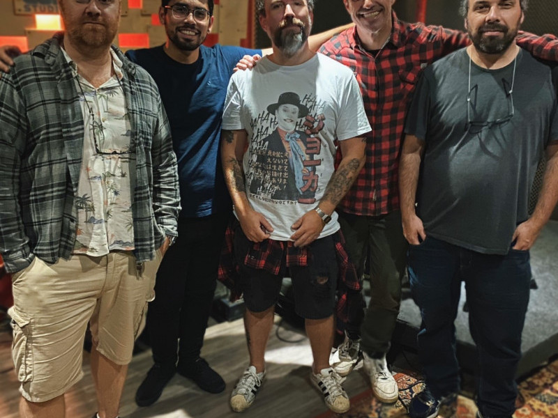 Atração desta quinta-feira (27) reúne músicos de bandas e artistas como Comunidade Nin-Jitsu, Tom Bloch, Ultramen, Armandinho e Walverdes