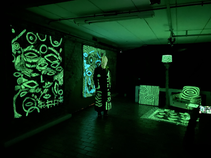 Instalação de Pedro Matsuo, The Matsuo Plastic Light Show Happy Bars ocupa o Porão do Paço Municipal dentro da programação da 13ª Bienal do Mercosul