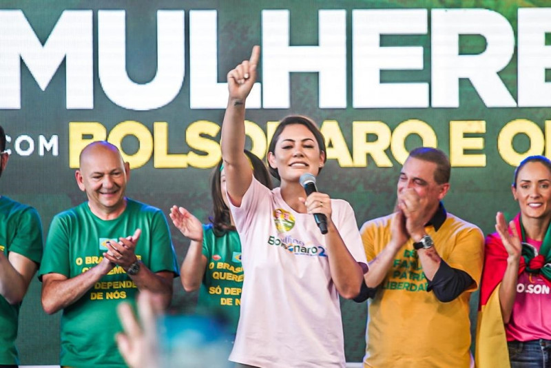 Além de Michele, Luciano Hang (e) e Onyx Lorenzoni participaram do ato